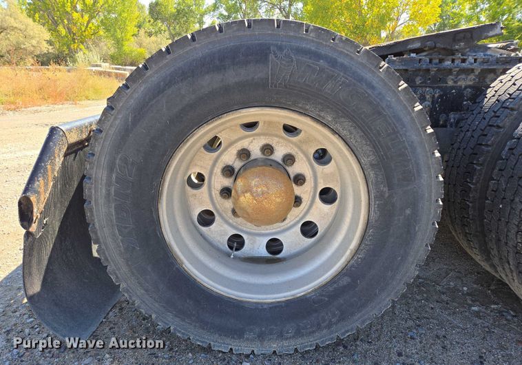 image for item EB1057 2015 Volvo VNL semi truck