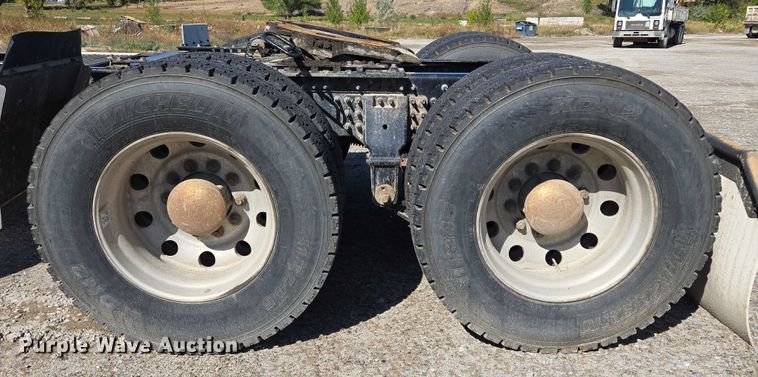 image for item EB1057 2015 Volvo VNL semi truck