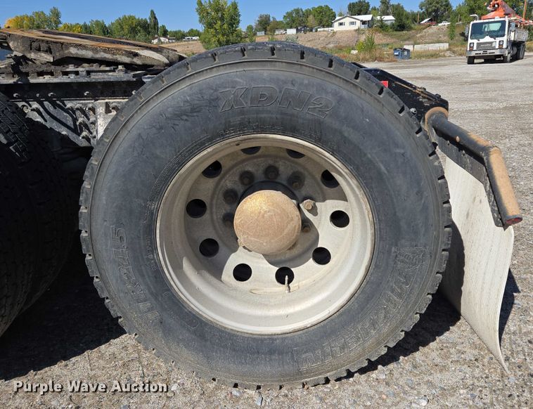 image for item EB1057 2015 Volvo VNL semi truck