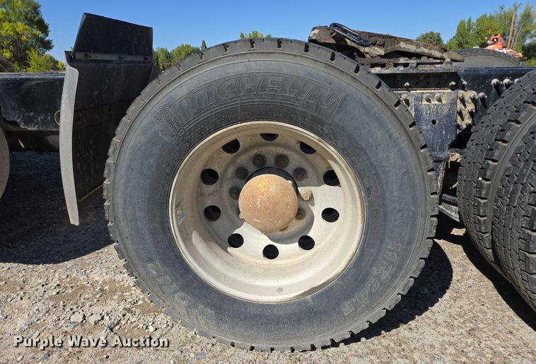 image for item EB1057 2015 Volvo VNL semi truck