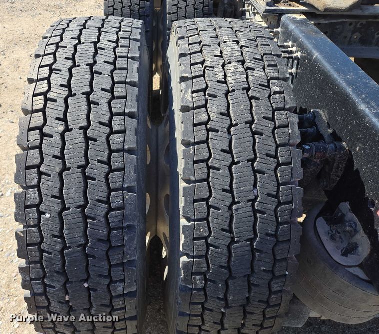 image for item EB1057 2015 Volvo VNL semi truck