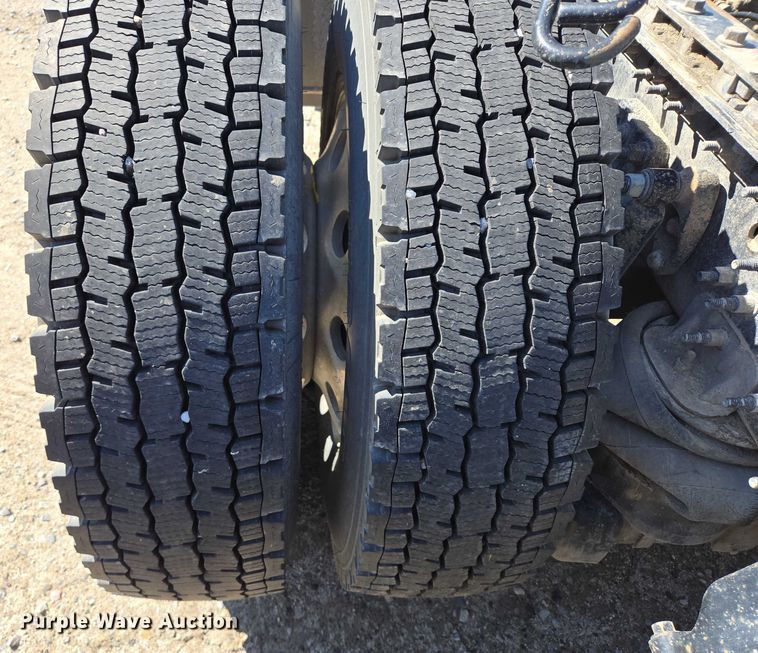 image for item EB1057 2015 Volvo VNL semi truck