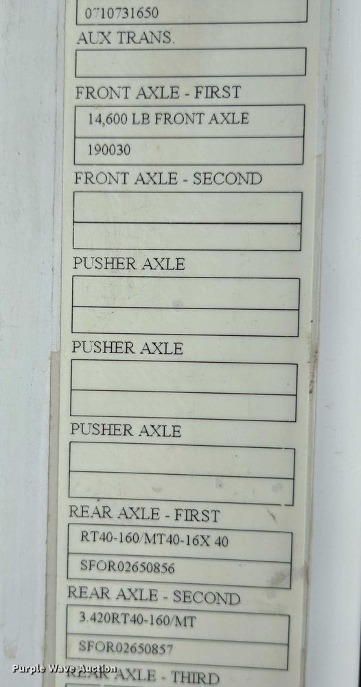 image for item EB1057 2015 Volvo VNL semi truck