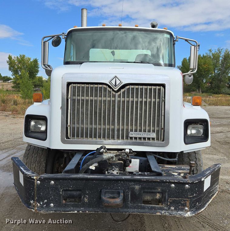 image for item EB1058 2000 International 5600i ready mix truck
