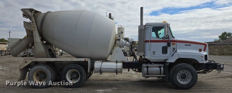 image for item EB1058 2000 International 5600i ready mix truck