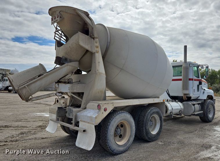 image for item EB1058 2000 International 5600i ready mix truck
