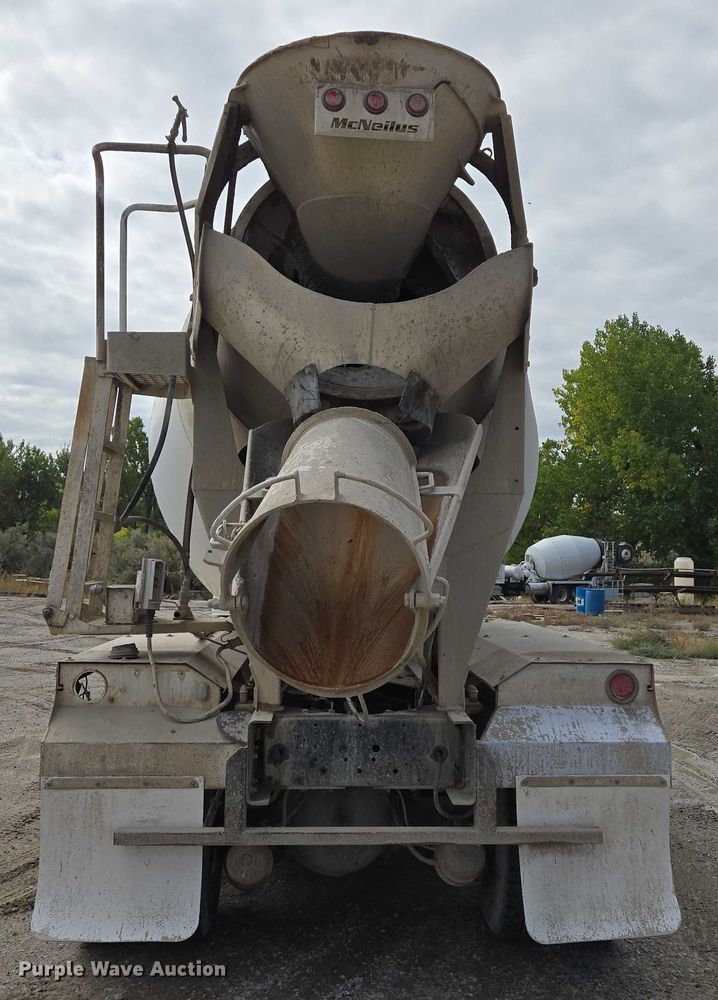 image for item EB1058 2000 International 5600i ready mix truck