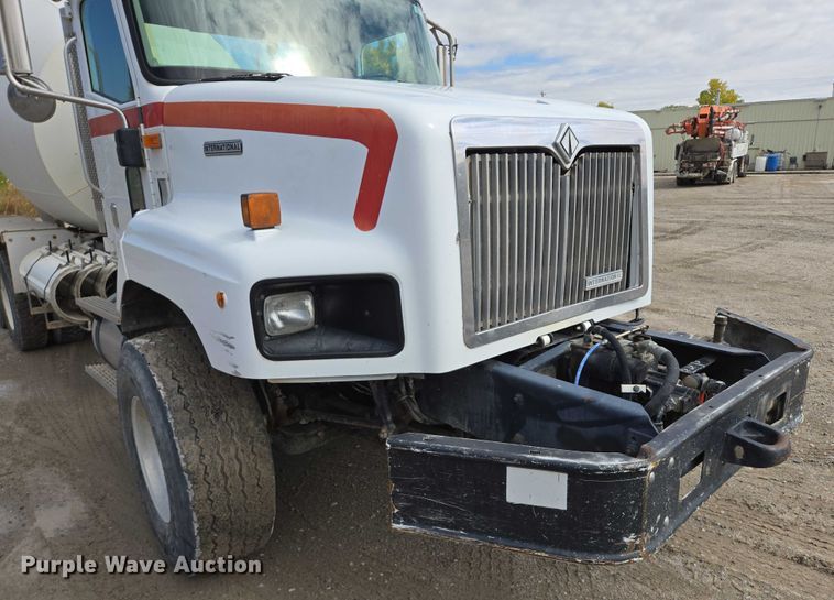 image for item EB1058 2000 International 5600i ready mix truck