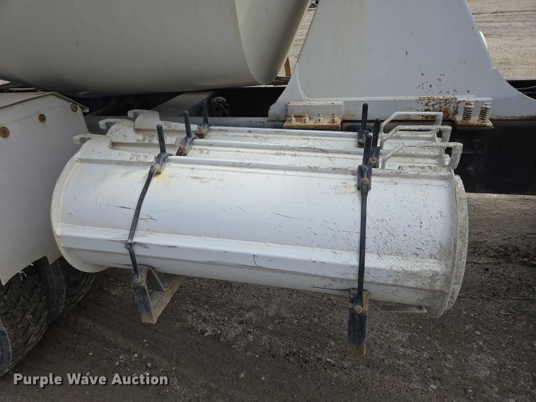 image for item EB1058 2000 International 5600i ready mix truck