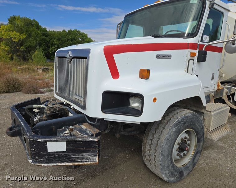 image for item EB1058 2000 International 5600i ready mix truck