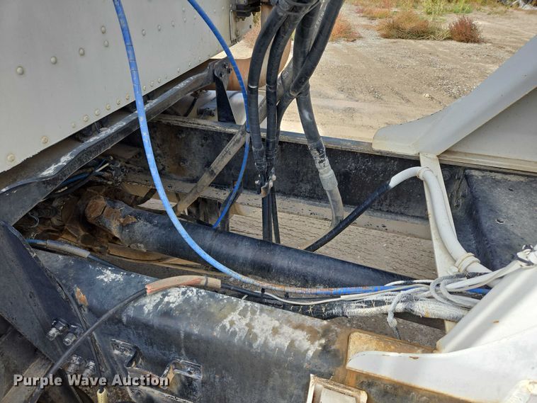 image for item EB1058 2000 International 5600i ready mix truck