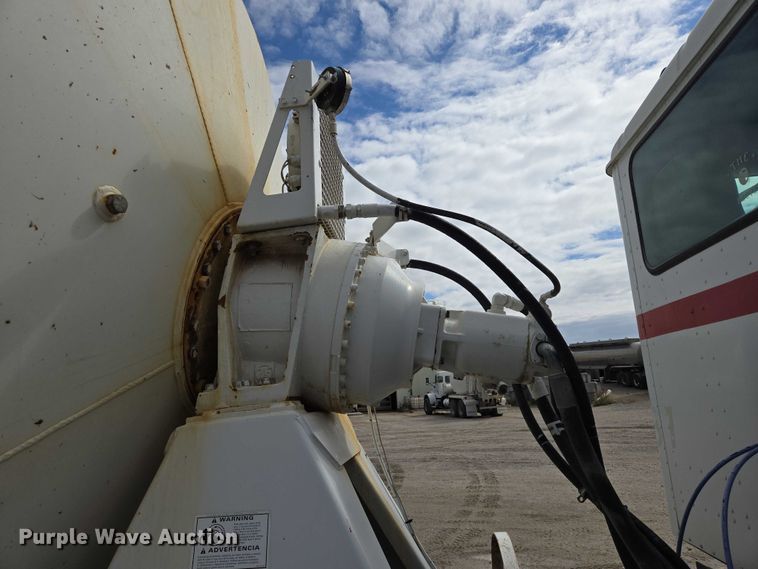 image for item EB1058 2000 International 5600i ready mix truck