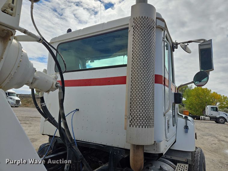 image for item EB1058 2000 International 5600i ready mix truck