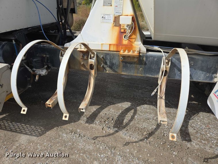 image for item EB1058 2000 International 5600i ready mix truck