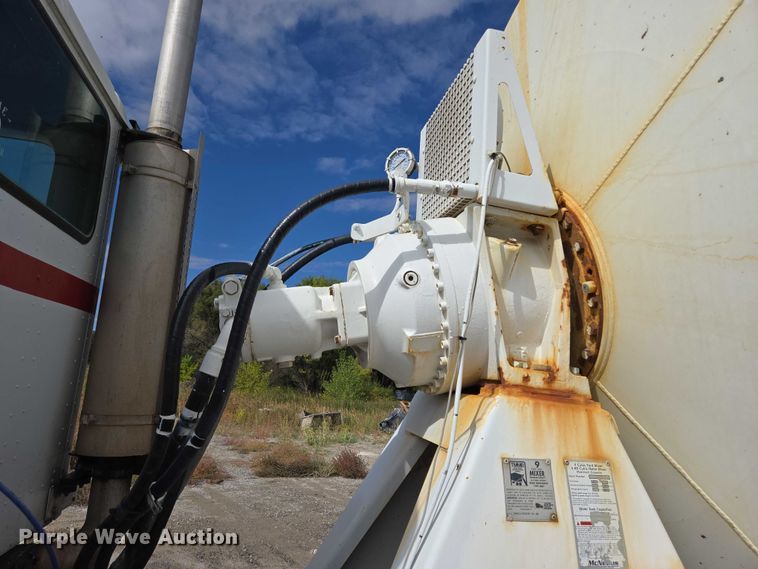 image for item EB1058 2000 International 5600i ready mix truck