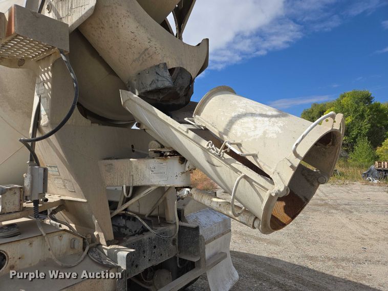 image for item EB1058 2000 International 5600i ready mix truck