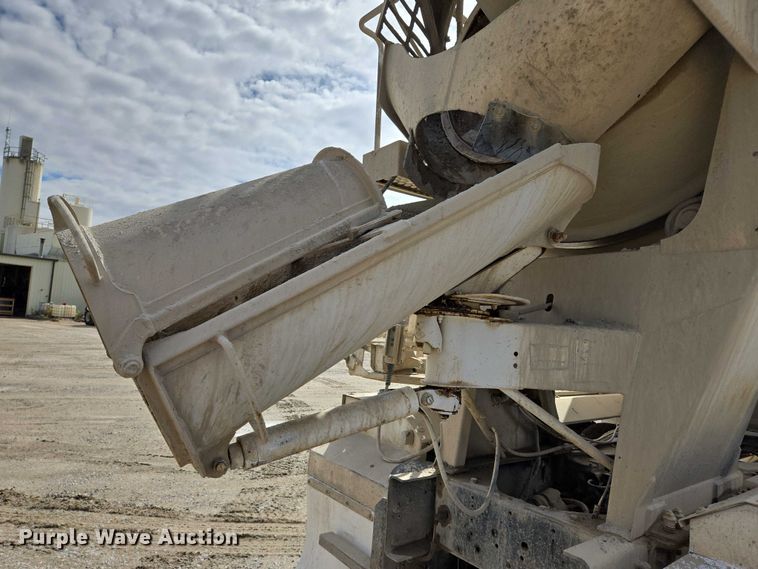 image for item EB1058 2000 International 5600i ready mix truck
