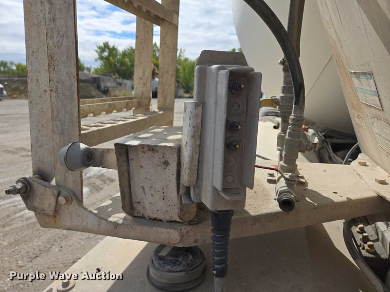 image for item EB1058 2000 International 5600i ready mix truck