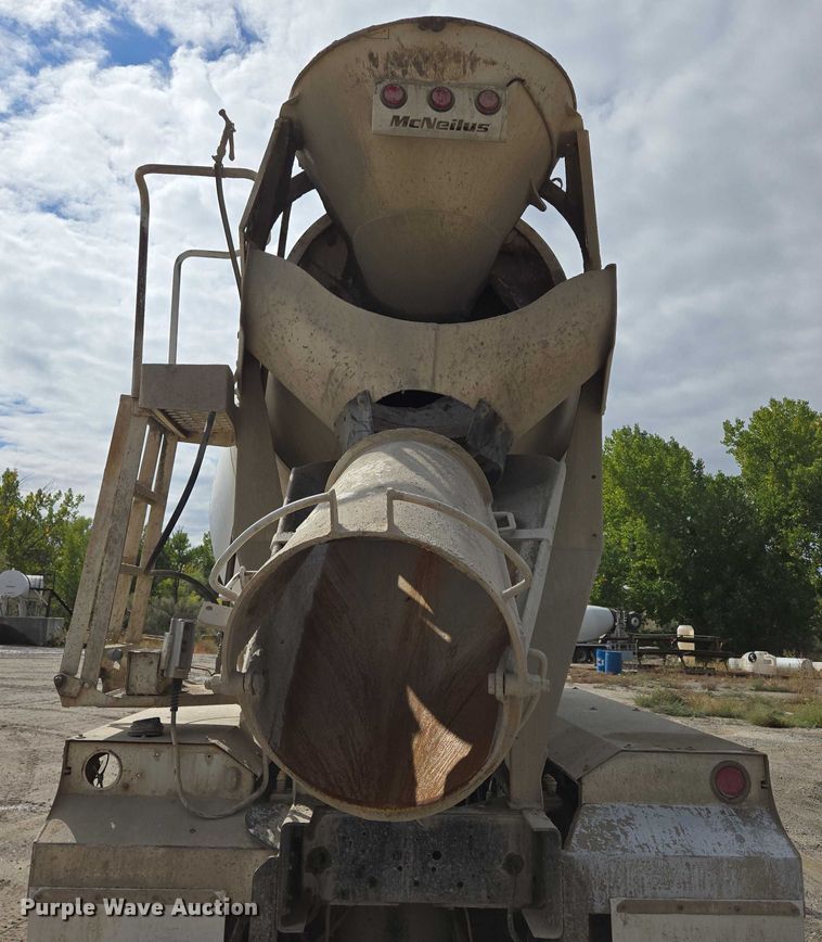 image for item EB1058 2000 International 5600i ready mix truck