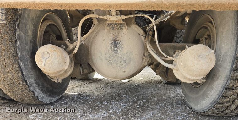 image for item EB1058 2000 International 5600i ready mix truck