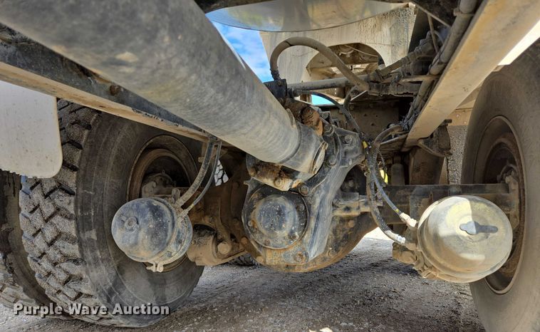 image for item EB1058 2000 International 5600i ready mix truck