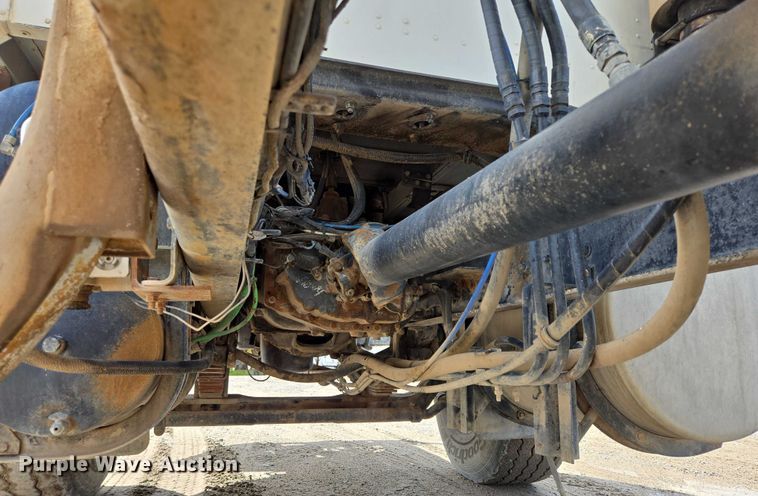 image for item EB1058 2000 International 5600i ready mix truck