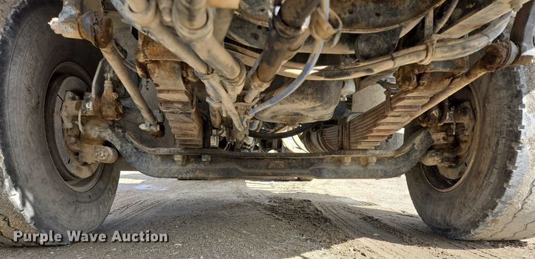 image for item EB1058 2000 International 5600i ready mix truck