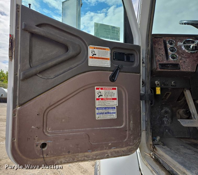 image for item EB1058 2000 International 5600i ready mix truck