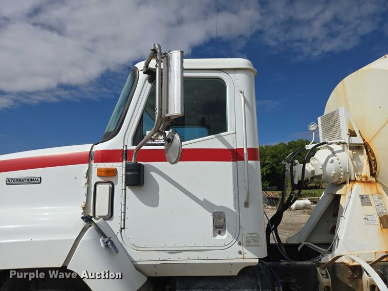 image for item EB1058 2000 International 5600i ready mix truck