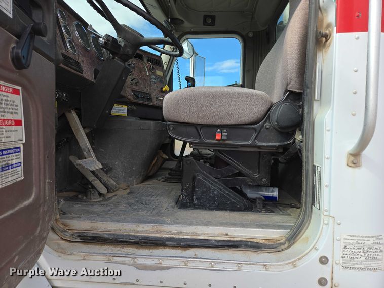 image for item EB1058 2000 International 5600i ready mix truck