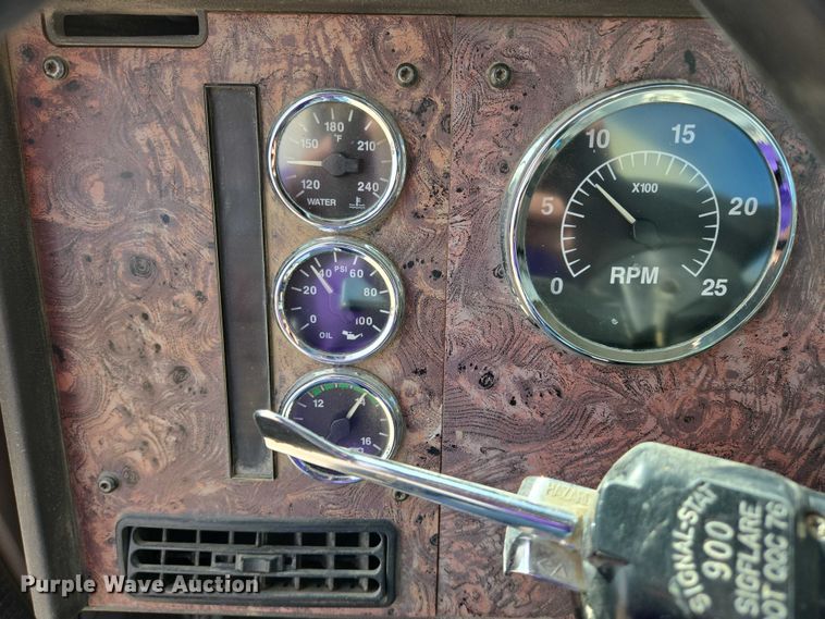 image for item EB1058 2000 International 5600i ready mix truck