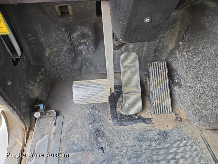 image for item EB1058 2000 International 5600i ready mix truck