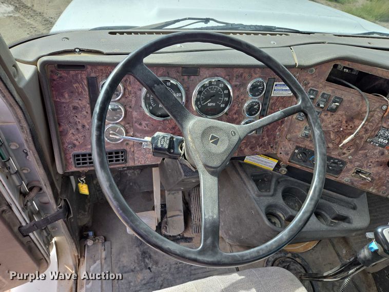 image for item EB1058 2000 International 5600i ready mix truck