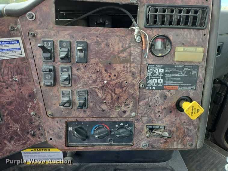 image for item EB1058 2000 International 5600i ready mix truck