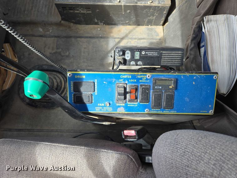 image for item EB1058 2000 International 5600i ready mix truck