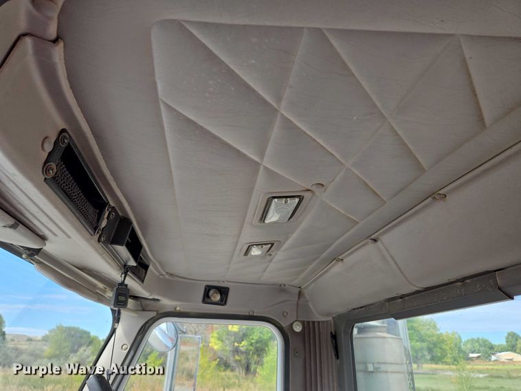 image for item EB1058 2000 International 5600i ready mix truck