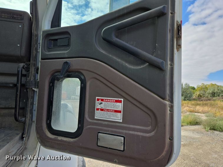 image for item EB1058 2000 International 5600i ready mix truck