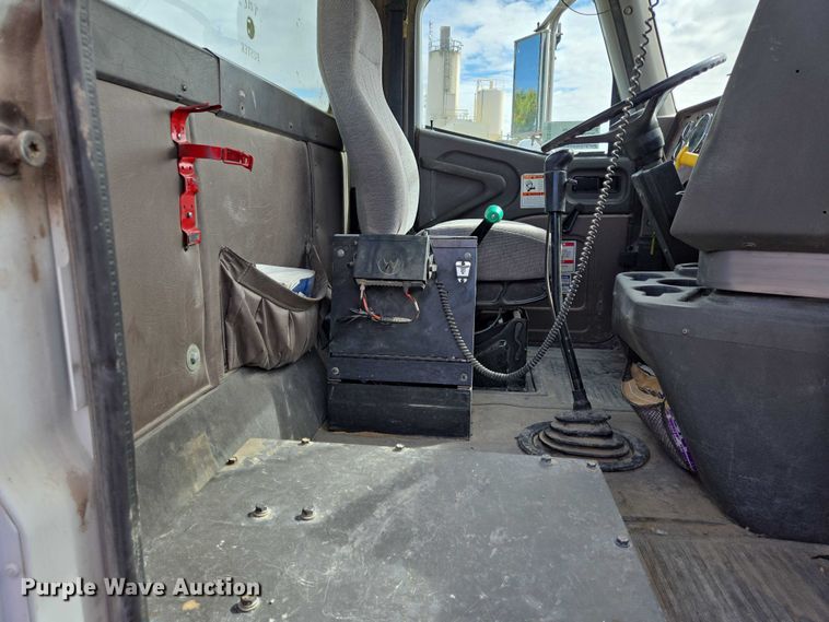 image for item EB1058 2000 International 5600i ready mix truck