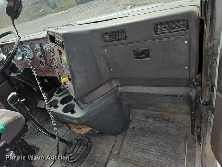 image for item EB1058 2000 International 5600i ready mix truck