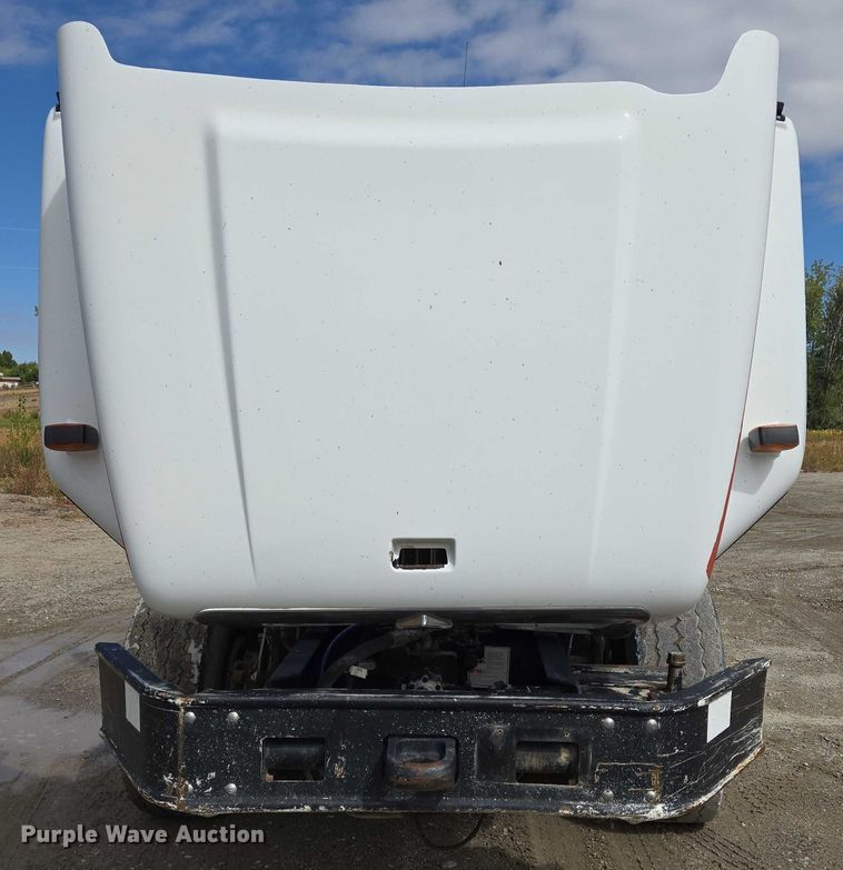 image for item EB1058 2000 International 5600i ready mix truck