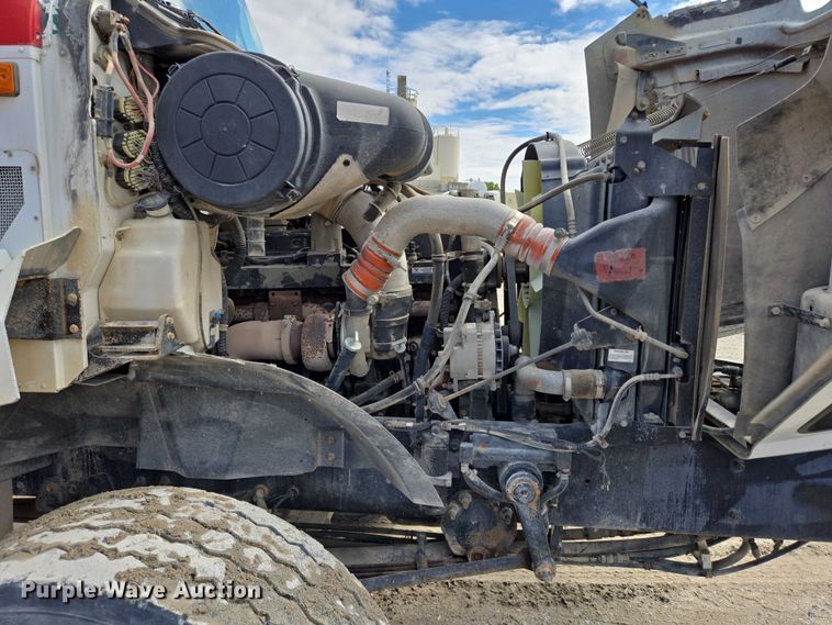 image for item EB1058 2000 International 5600i ready mix truck