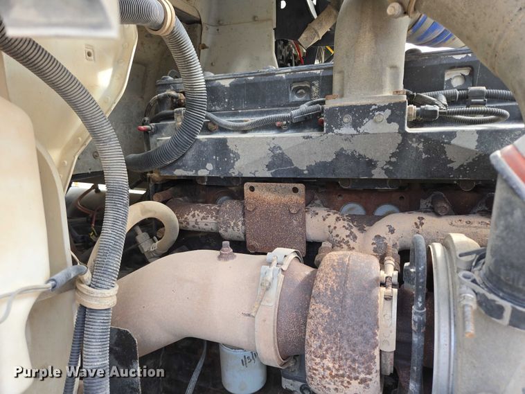 image for item EB1058 2000 International 5600i ready mix truck