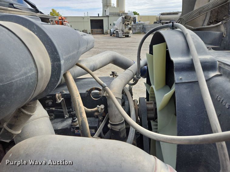 image for item EB1058 2000 International 5600i ready mix truck