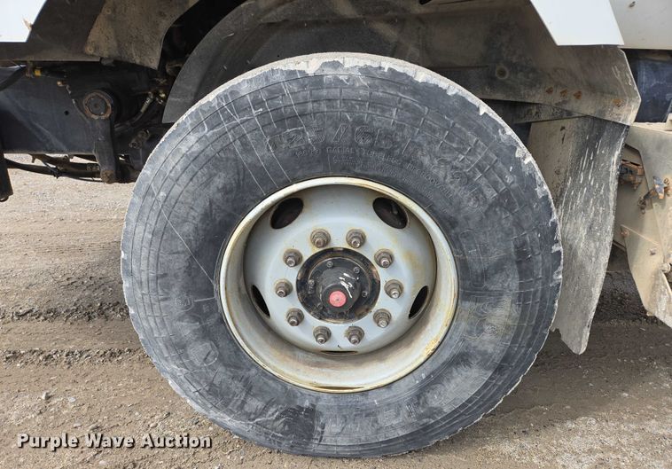 image for item EB1058 2000 International 5600i ready mix truck