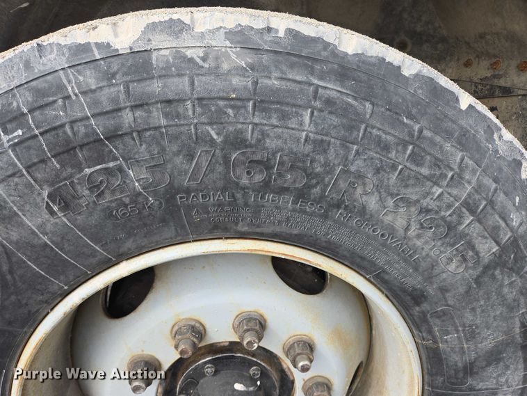 image for item EB1058 2000 International 5600i ready mix truck