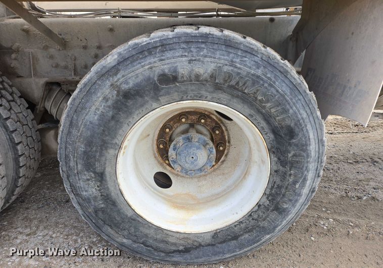 image for item EB1058 2000 International 5600i ready mix truck