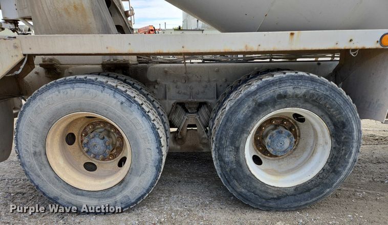 image for item EB1058 2000 International 5600i ready mix truck