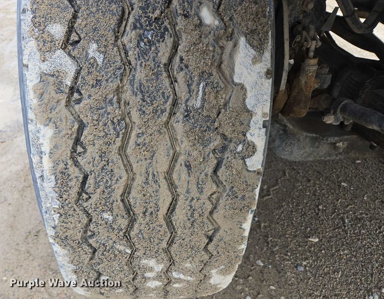 image for item EB1058 2000 International 5600i ready mix truck