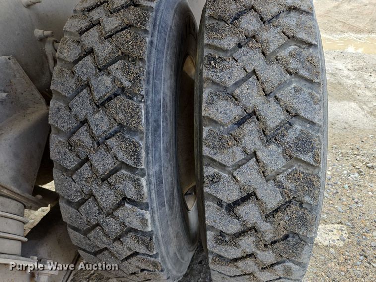 image for item EB1058 2000 International 5600i ready mix truck