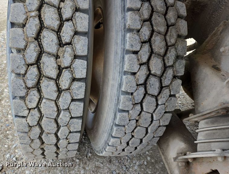 image for item EB1058 2000 International 5600i ready mix truck